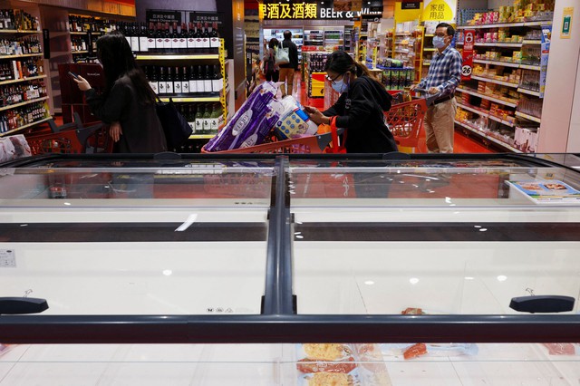Lo ngại bị phong tỏa, người dân Hong Kong (Trung Quốc) đổ xô dọn sạch siêu thị, hiệu thuốc - Ảnh 2.