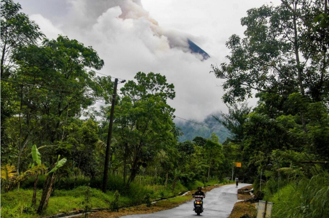 Núi lửa Merapi ở Indonesia phun trào, hàng trăm cư dân sơ tán khẩn cấp - Ảnh 1.