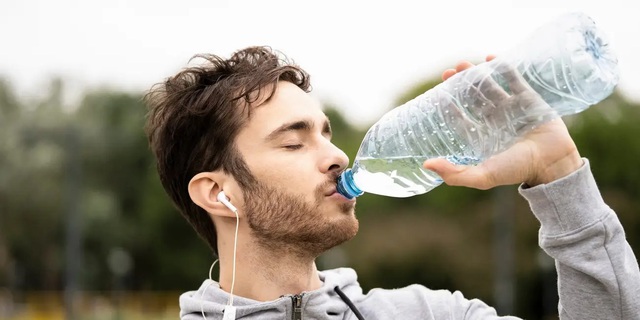 Uống quá nhiều nước có thể tàn phá cơ thể của bạn đến mức nào? - Ảnh 1.