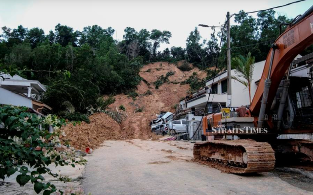 Mưa lớn bất thường gây lở đất ở thủ đô Malaysia, 4 người thiệt mạng - Ảnh 1.