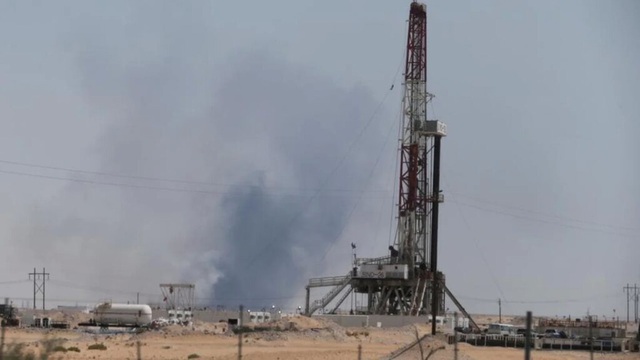 Nhà máy lọc dầu của Saudi Arabia bị tấn công bằng máy bay không người lái - Ảnh 1.