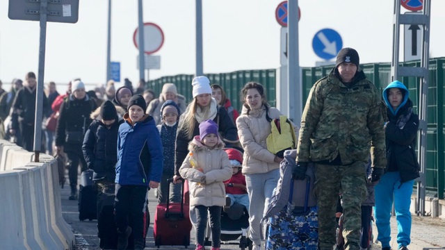 Nạn buôn người đe dọa dòng người sơ tán từ Ukraine - Ảnh 1.
