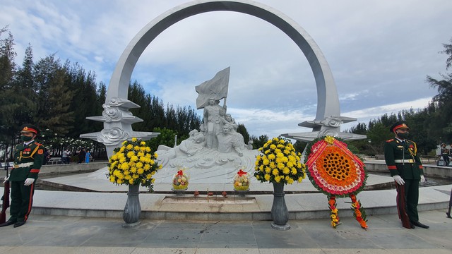 Thủ tướng Phạm Minh Chính dâng hương tưởng niệm chiến sĩ Gạc Ma - Ảnh 1.