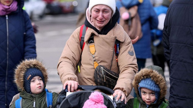 Trẻ em sơ tán từ Ukraine dần thích nghi với cuộc sống mới ở nước ngoài - Ảnh 1.