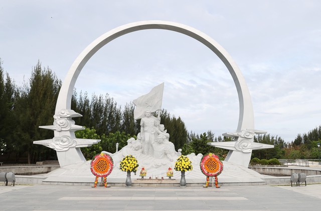 Tưởng niệm các chiến sĩ hi sinh ở đảo Gạc Ma - Ảnh 1.