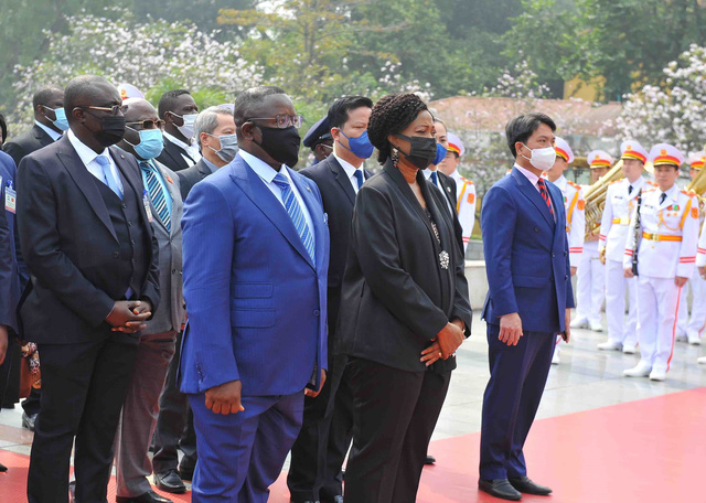 Tổng thống Sierra Leone vào Lăng viếng Chủ tịch Hồ Chí Minh - Ảnh 5.