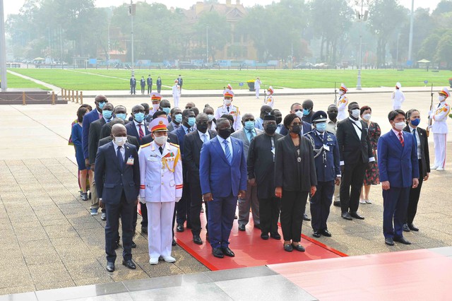 Tổng thống Sierra Leone vào Lăng viếng Chủ tịch Hồ Chí Minh - Ảnh 3.