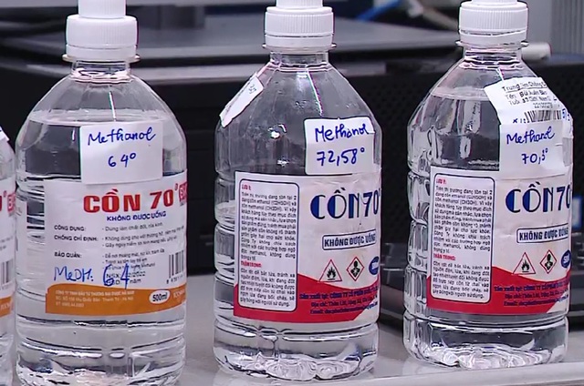 Nhầm lẫn cồn công nghiệp methanol là cồn sát khuẩn, nhiều trường hợp ngộ độc nặng - Ảnh 1.
