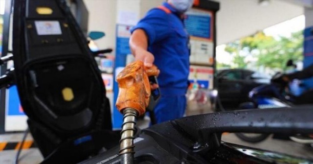Bộ Tài chính đề xuất giảm thuế tiêu thụ đặc biệt, VAT để hạ nhiệt giá xăng dầu - Ảnh 1.