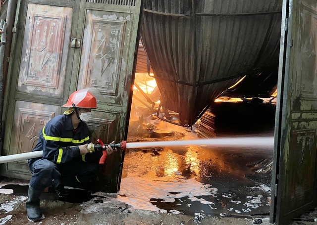 Hà Nội: Kịp thời ngăn chặn đám cháy từ dãy xưởng sản xuất tại quận Hoàng Mai - Ảnh 2.