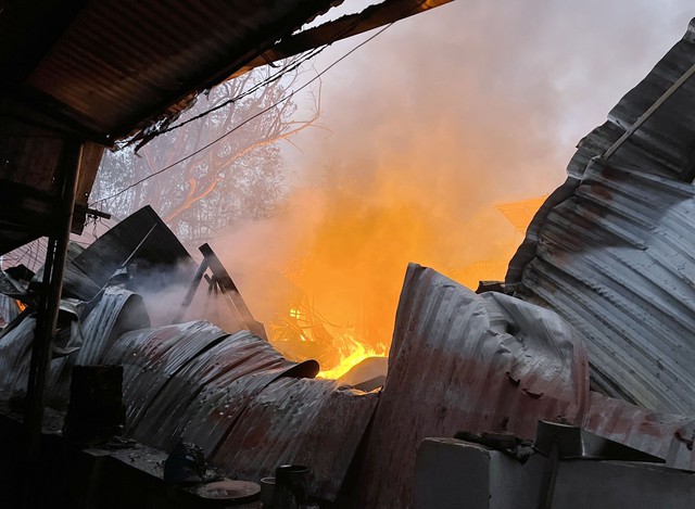 Hà Nội: Kịp thời ngăn chặn đám cháy từ dãy xưởng sản xuất tại quận Hoàng Mai - Ảnh 4.