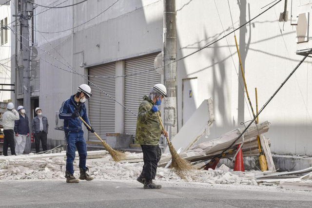 Động đất ở Nhật Bản khiến 4 người tử vong, hàng chục nghìn ngôi nhà ở vùng Đông Bắc vẫn mất điện - Ảnh 1.