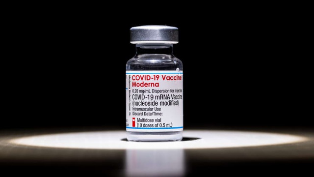Moderna applies for a license for a second booster dose of COVID-19 vaccine for adults in the US - Photo 1.