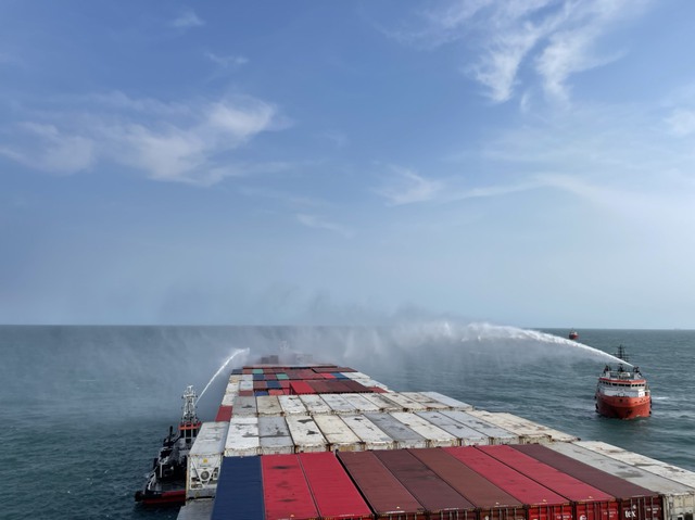 Cứu kịp thời tàu hàng chở hơn 2.000 container cháy trên biển - Ảnh 3.