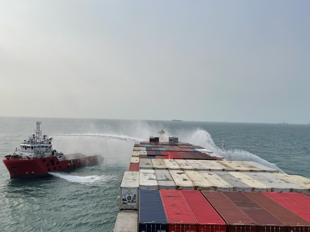 Cứu kịp thời tàu hàng chở hơn 2.000 container cháy trên biển - Ảnh 2.