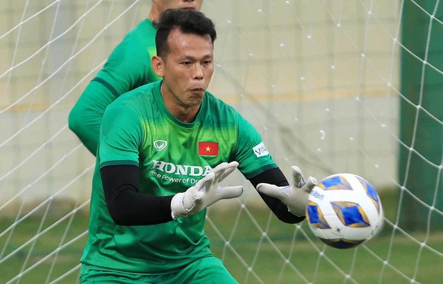 Goalkeeper Bui Tan Truong was summoned back to Vietnam Tel - Photo 1.