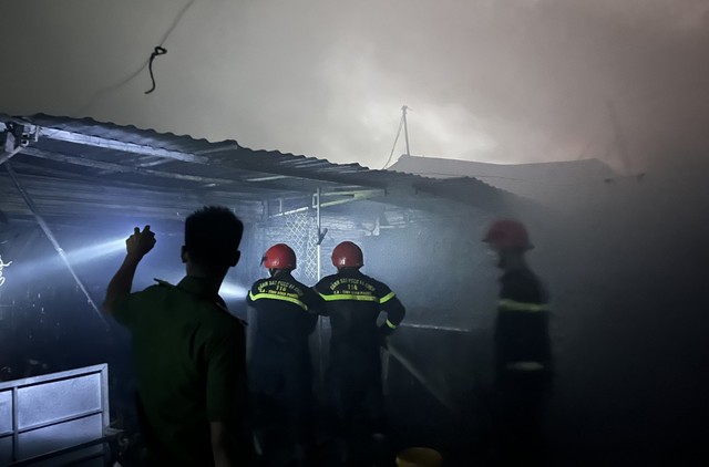 Hỏa hoạn trong đêm thiêu rụi 64 ki ốt tại chợ, thiệt hại hàng chục tỷ đồng - Ảnh 2.