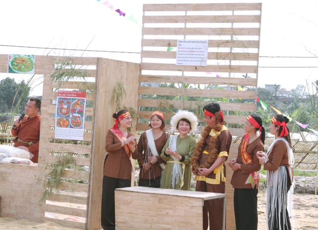 Diễn viên Quang Tèo và Trà My trổ tài làm bánh đa tại sân chơi Làng vui - Ảnh 3.