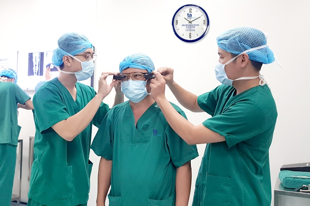 Lần đầu tiên tại Việt Nam: Đưa công nghệ thực tế ảo mắt thần vào thay khớp nhân tạo - Ảnh 1.