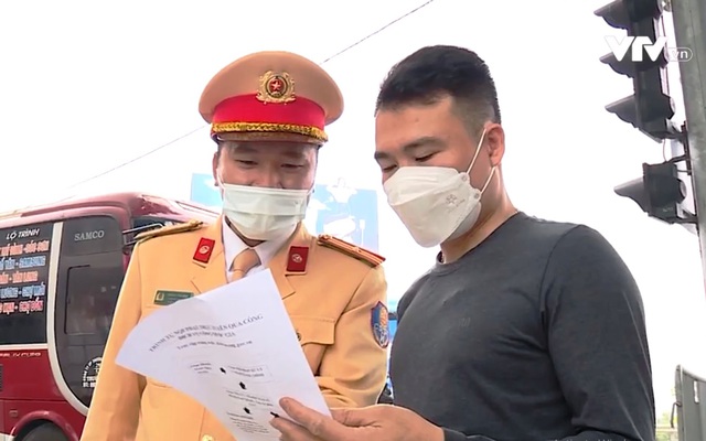 Người vi phạm giao thông ở Hà Nội bắt đầu nộp phạt trực tuyến - Ảnh 1.