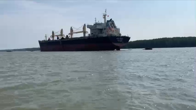 Bắt giữ tàu nước ngoài sang mạn 900 tấn than không có hóa đơn - Ảnh 1.
