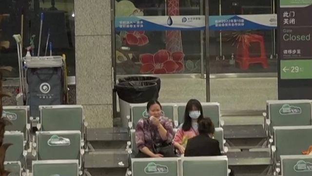 Rơi máy bay ở Trung Quốc: Người thân đang chờ tin tại sân bay quốc tế ở Quảng Châu - Ảnh 1.