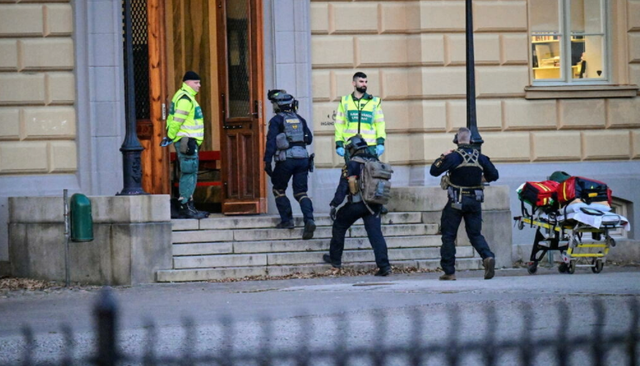 Knife attack at Swedish high school, 2 people died - Photo 1.