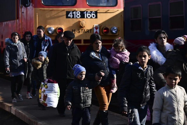 Châu Âu hỗ trợ tiếp nhận người lánh nạn từ Ukraine, Nga hướng tới đàm phàn thực chất hơn với Ukraine - Ảnh 1.
