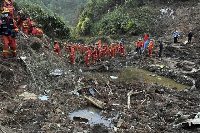 Điều tra tại hiện trường vụ rơi máy bay ở Trung Quốc gặp khó khăn do địa hình rừng núi, trời mưa - Ảnh 2.