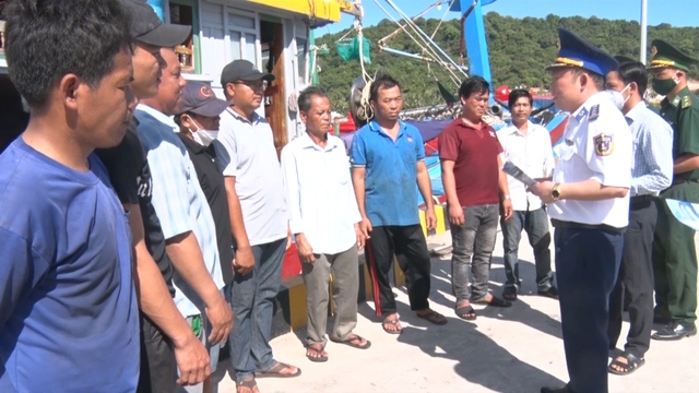 Cảnh sát biển 4  tặng cờ tổ quốc cho ngư dân đảo Thổ Chu - Ảnh 1.