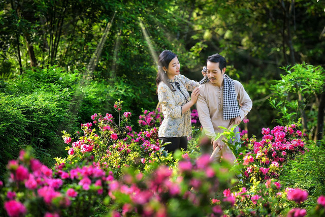 The way to the flower land: Uncle Lam and his wife showed off their sweet photos, the group of children could not keep up - Photo 8.