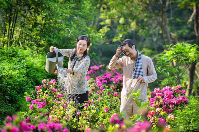 The way to the flower land: Uncle Lam and his wife showed off a sweet set of photos, the group of children could not keep up - Photo 5.