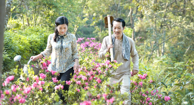 The way to the flower land: Uncle Lam and his wife show off their sweet photos, the group of children can't keep up - Photo 9.