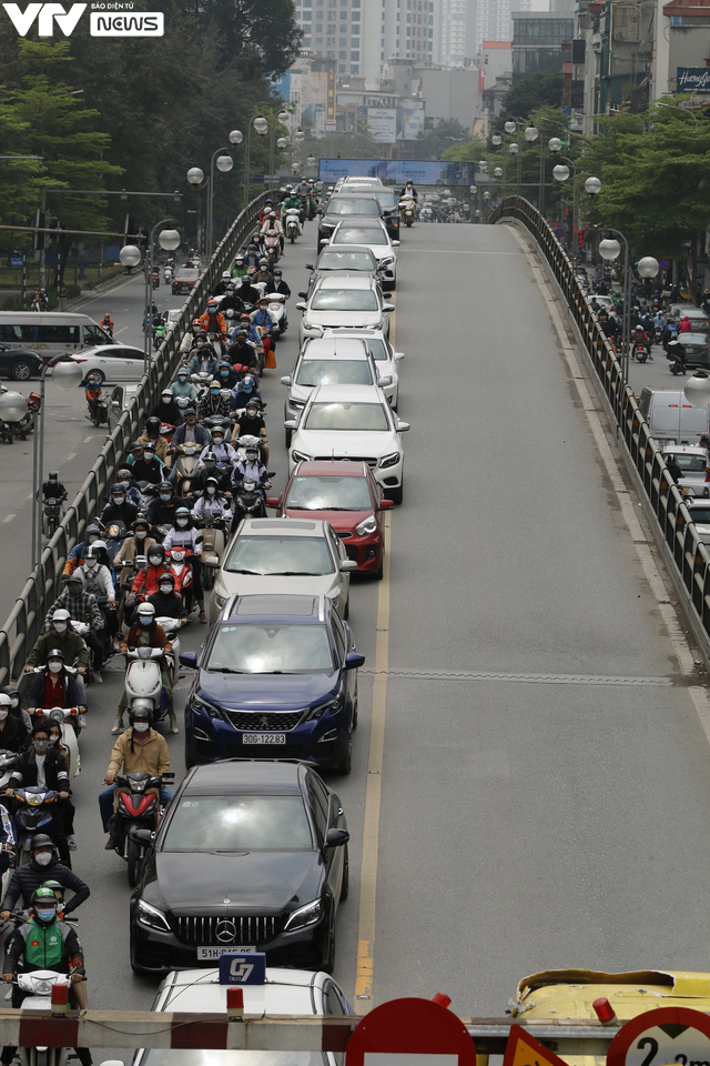 Xe khách mắc kẹt vào thanh giới hạn chiều cao cầu vượt Thái Hà - Chùa Bộc gây tắc đường kéo dài - Ảnh 5.