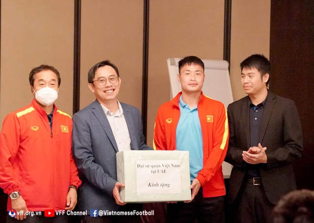 The Vietnamese Embassy in the UAE visits and gives gifts to encourage Vietnam's U23 team - Photo 2.