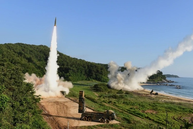 Hàn Quốc tập trận tên lửa ngay sau khi Triều Tiên thử ICBM - Ảnh 1.