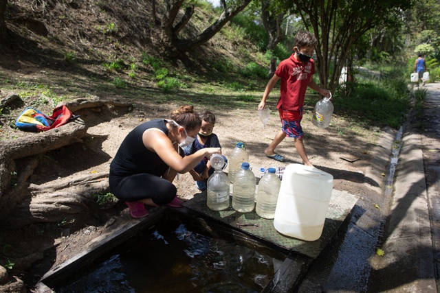 Hơn 70% dân số Venezuela thiếu nước liên tục từ khi đại dịch COVID-19 bùng phát - Ảnh 2.