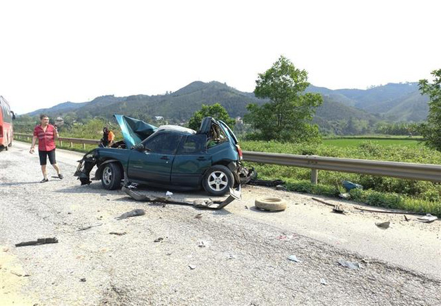 2 vụ tai nạn giao thông liên hoàn trên cao tốc Nội Bài - Lào Cai, 4 người bị thương - Ảnh 2.