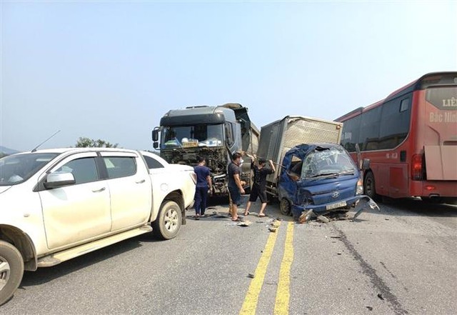 2 vụ tai nạn giao thông liên hoàn trên cao tốc Nội Bài - Lào Cai, 4 người bị thương - Ảnh 1.