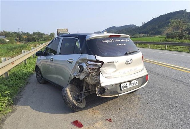 2 vụ tai nạn giao thông liên hoàn trên cao tốc Nội Bài - Lào Cai, 4 người bị thương - Ảnh 3.
