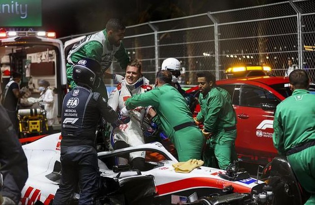 Con trai Michael Schumacher gặp tai nạn nghiêm trọng tại GP Ả-rập Xê-út - Ảnh 2.