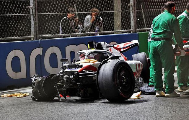 Con trai Michael Schumacher gặp tai nạn nghiêm trọng tại GP Ả-rập Xê-út - Ảnh 3.