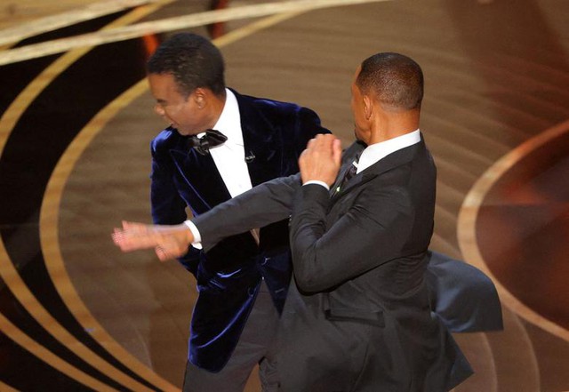 Will Smith xin lỗi Chris Rock sau cái tát tại Oscar: Không có chỗ cho bạo lực trong thế giới của tình yêu và lòng nhân ái - Ảnh 1.