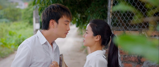 The way to the flower land - Episode 22: Thanh - Loi kiss each other sweetly - Photo 9.