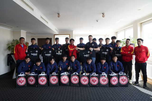Vietnam U17 team had the first practice session in Frankfurt - Photo 2.