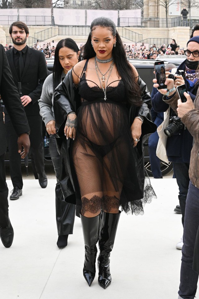 Mãn nhãn với thời trang bà bầu đầy cá tính của Rihanna - Ảnh 7.