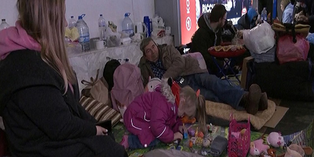 Đêm thứ sáu người dân Ukraine trú ẩn dưới ga tàu điện ngầm - Ảnh 1.