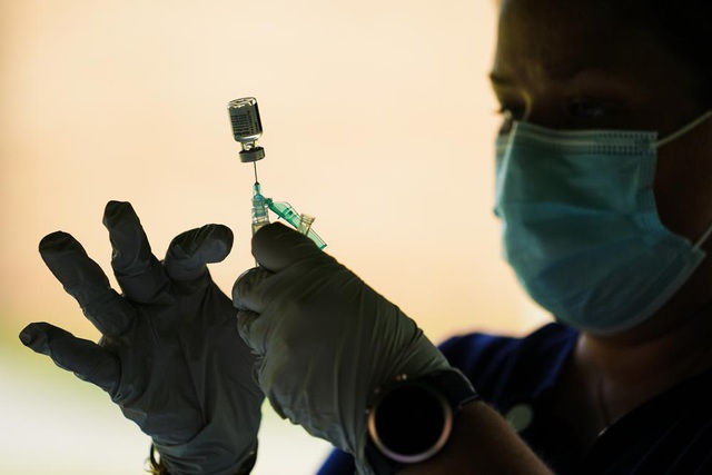 Mỹ cấp phép tiêm mũi thứ tư bằng vaccine của Pfizer- BioNTech và Moderna - Ảnh 1.