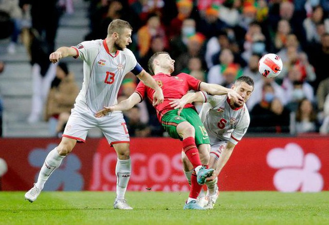 Bruno Fernandes scored twice, Portugal won the right to attend the 2022 World Cup Finals - Photo 1.
