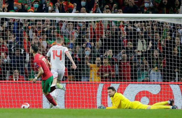 Bruno Fernandes scored twice, Portugal won the right to attend the 2022 World Cup Finals - Photo 2.